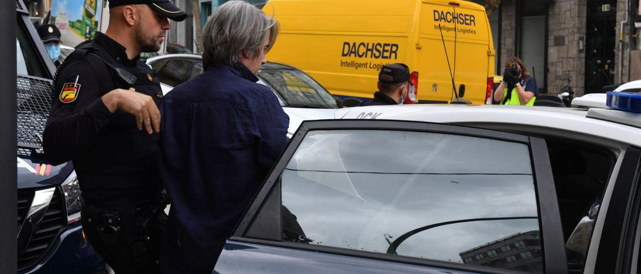 Policías nacionales con un detenido en la ronda de Outeiro el mes pasado.   | // VÍCTOR ECHAVE