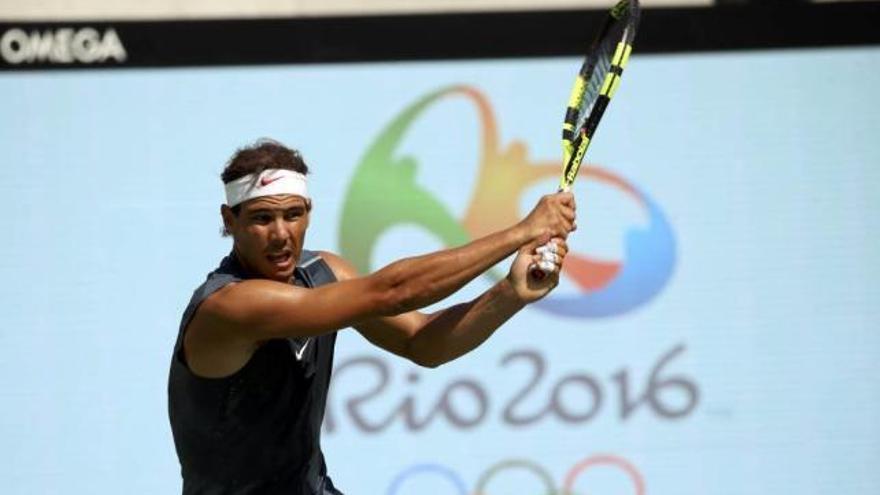 Nadal golpea a la pelota en el entrenamiento de ayer, horas antes del desfile inaugural en el que fue el abanderado español.