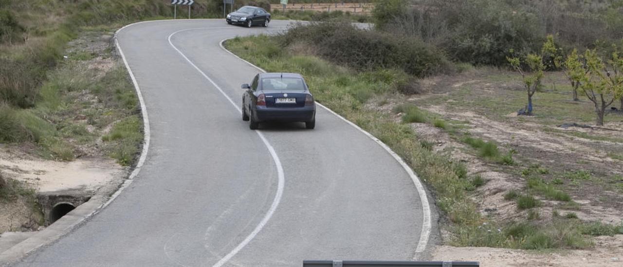 El sinuoso trazado de la CV-610 une Xàtiva, El Genovés, Llutxent, Quatretonda y Pinet.