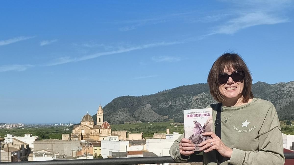 La escritora Lourdes Boïgues con su último libro.