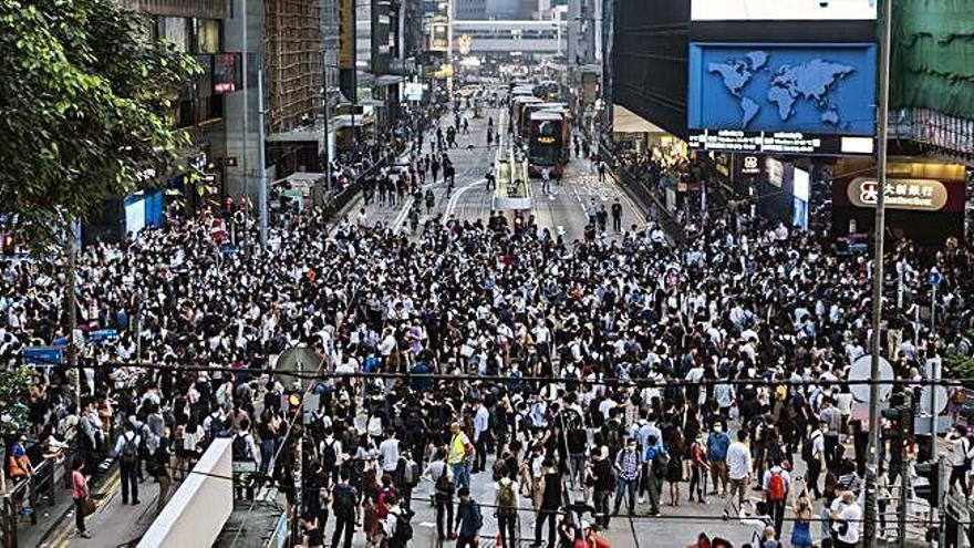 Manifestants contra el domini xinès i a favor de la democràcia, ahir a Hong Kong