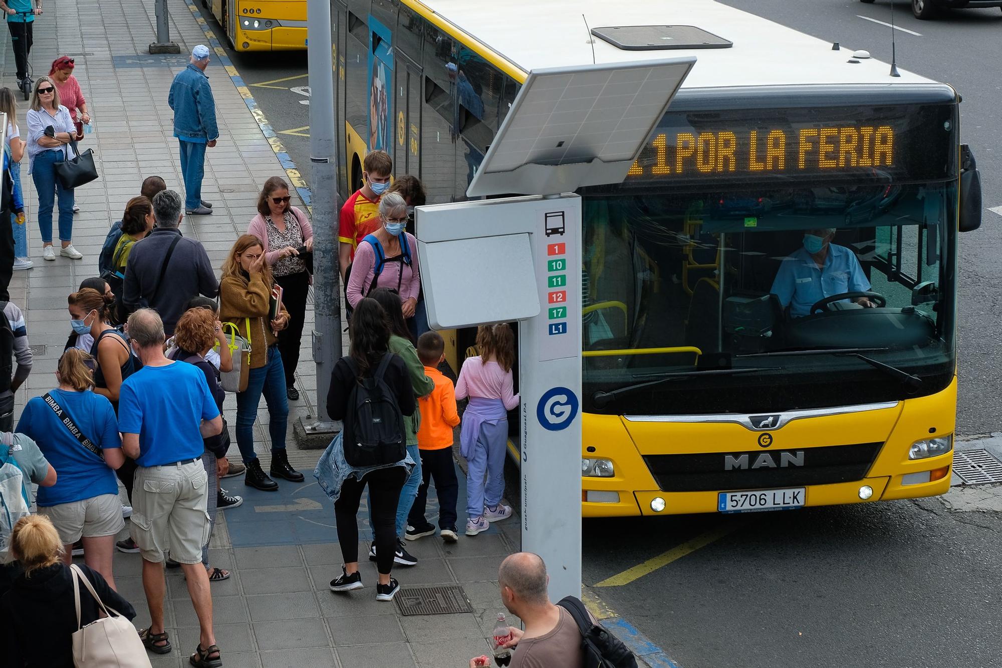 Viajeros en la estación de guaguas de San Telmo