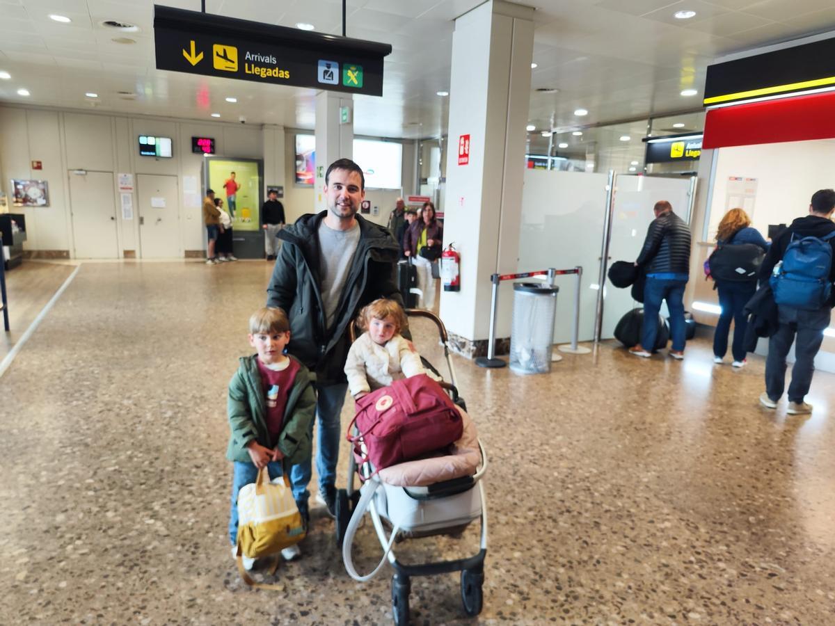 Andrés y sus hijos Lucas y Laia, recién llegados de Valencia, vía Alicante.