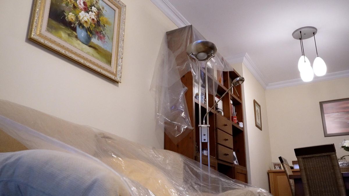 Mobiliario del salón de Juan Francisco tapado con plásticos para evitar en la medida de lo posible que no se deterioren