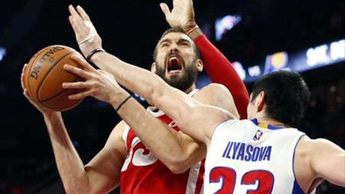 Marc Gasol pelea por un rebote con el exazulgrana Ilyasova.