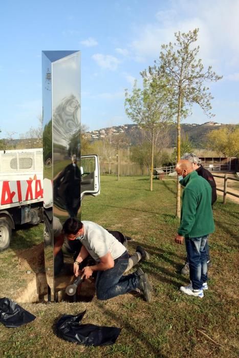 Instal·len al parc dels Estanys el monòlit metàl·lic que va aparèixer a la platja de Sa Conca