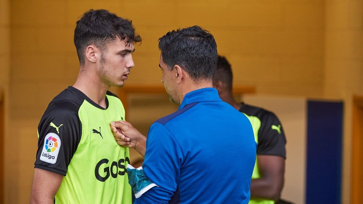 Arnau Martínez junto a Míchel, técnico del Girona