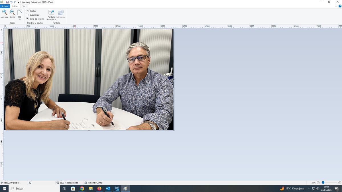 Iglesias y Raimúndez firman el acuerdo.