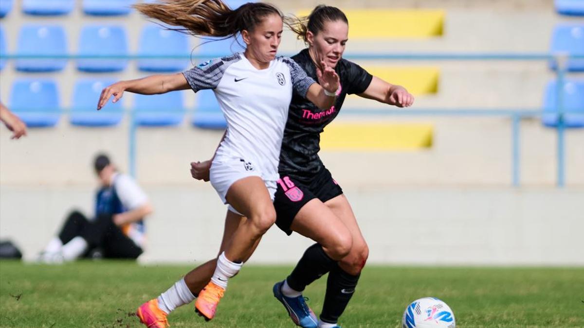 Una acció del Badalona Women-Madrid CFF disputat a Palamós (1-0).