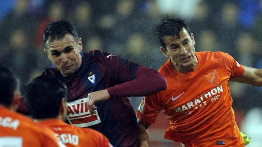 Kike pelea un balón durante el partido de ayer.