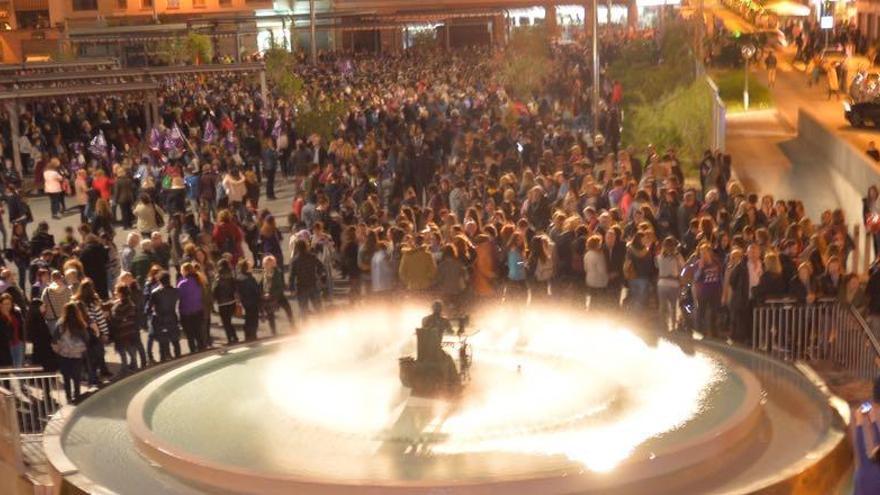 Las personas concentradas al inicio de la manifestación en la plaza de la Aparadora.