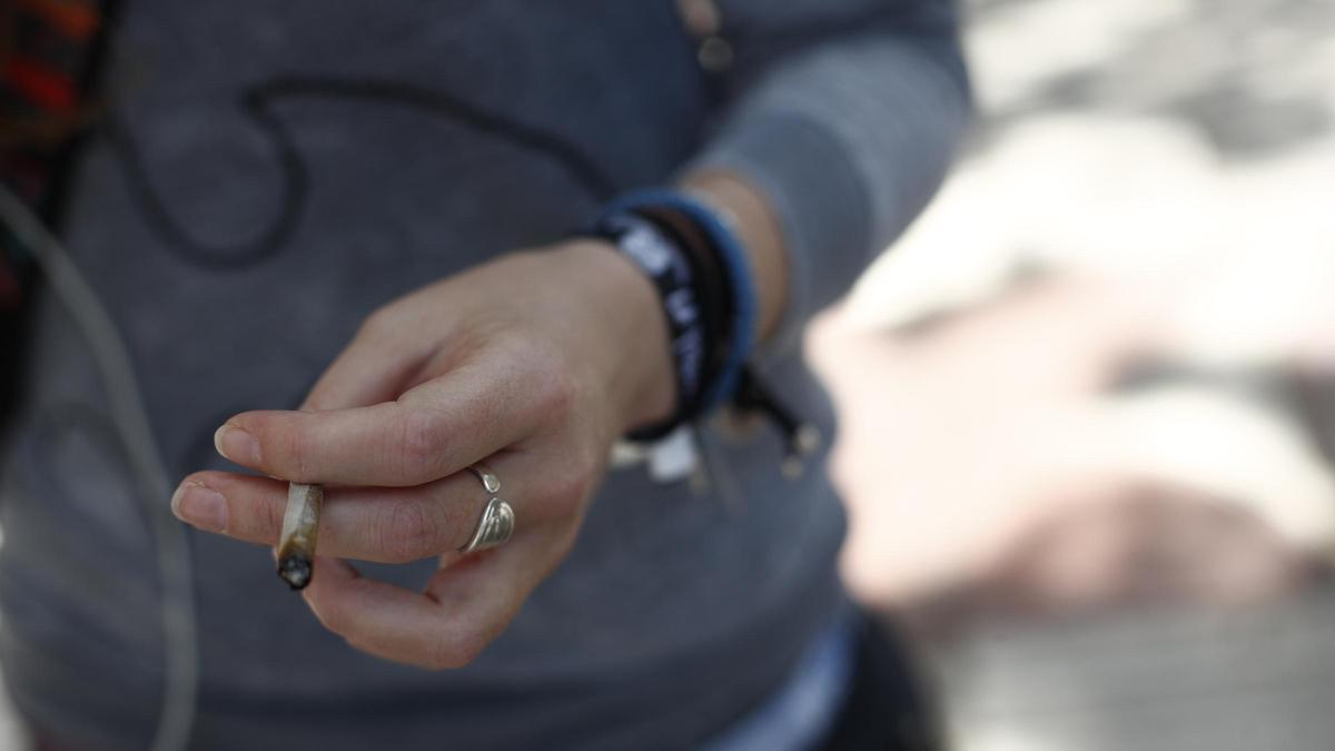 Mujer fumando un cigarro de liar.