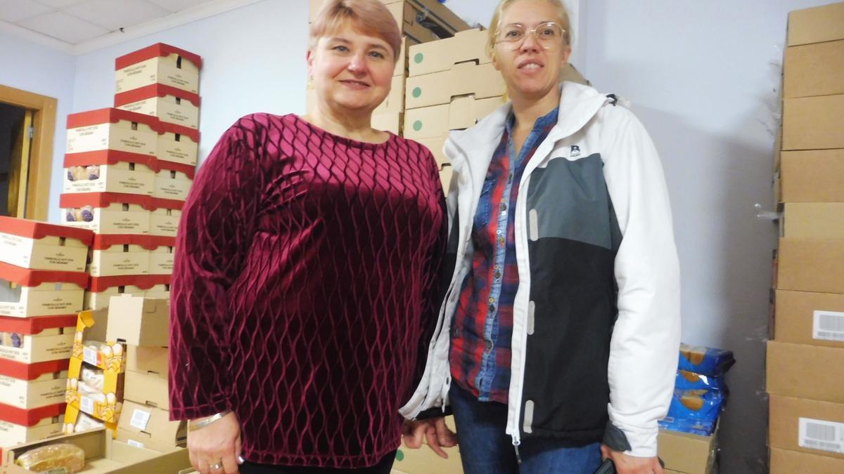 Svitlana Shcherbak y Diana Kalsina, en la sede de la asociación Ucrania une Corazones, en Gandia.