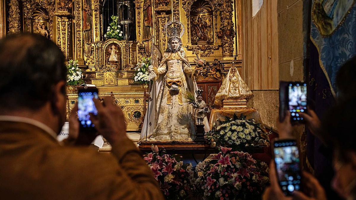 La Virgen de la Concha en el altar mayor, junto a la Virgen de la Hiniesta. 