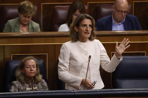 La vicepresidenta y ministra de Asuntos Económicos, Nadia Calviño, y la vicepresidenta y ministra para la Transición Ecológica, Teresa Ribera, en el Congreso. 