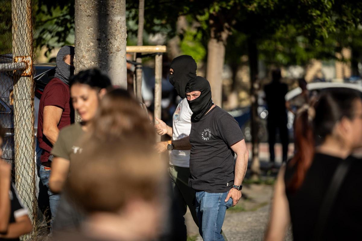 En imágenes | Un hombre se atrinchera en una vivienda de un barrio de ...
