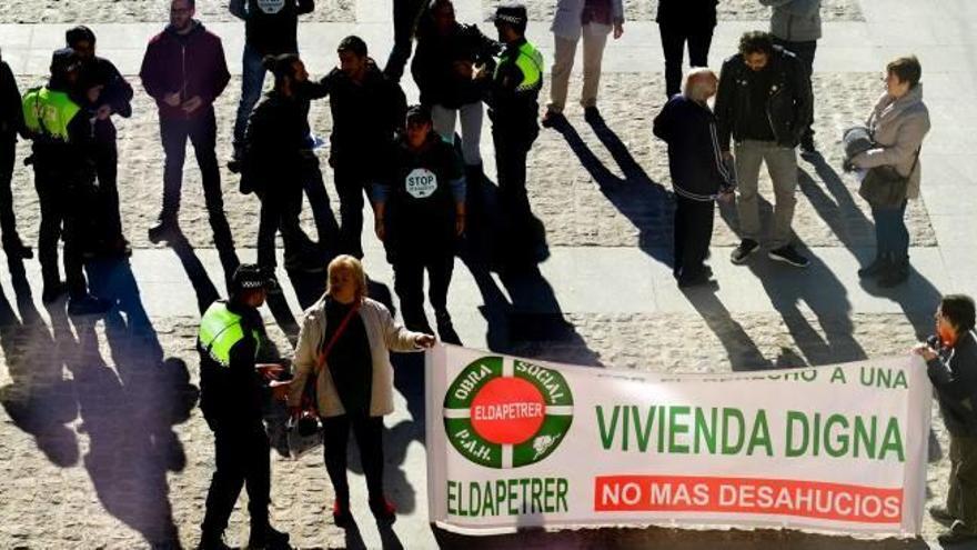 Manifestantes de la PAH.