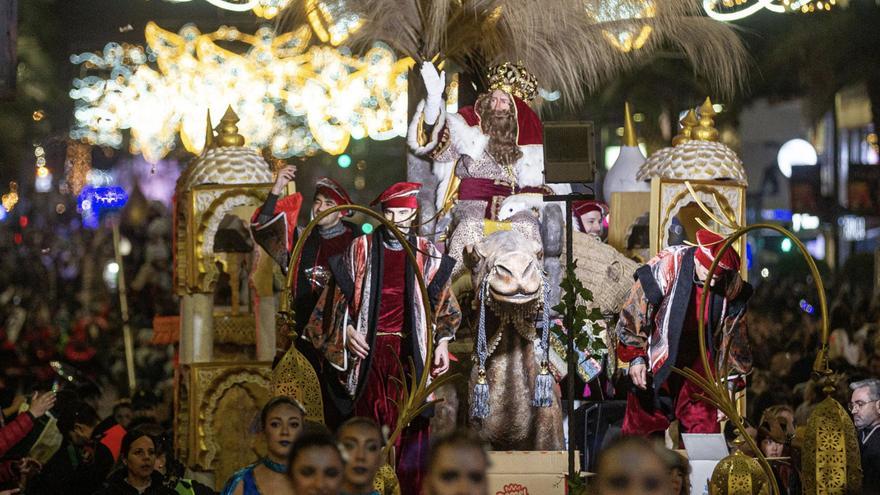 Los Reyes Magos llenan Alicante de ilusión con su cabalgata