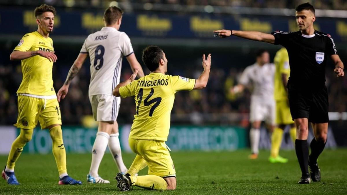 Gil Manzano señala penalti pese a las súplicas de Trigueros, del Villarreal.