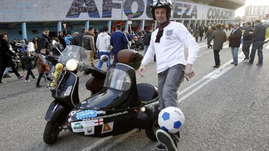 Chris Hallet, con su moto y sidecar, ayer en Balaídos donde vio al Celta.  // José Lores