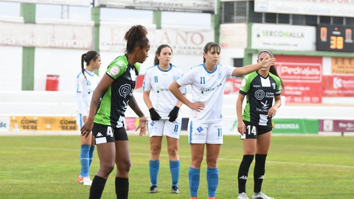 Jugadoras de Santa Teresa y Pozoalbense, preparadas para recibir el balón.