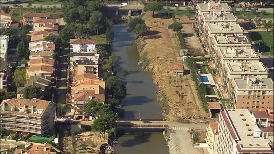 obra Pendent. Vista aèria de la riera després dels aiguats de 2005.