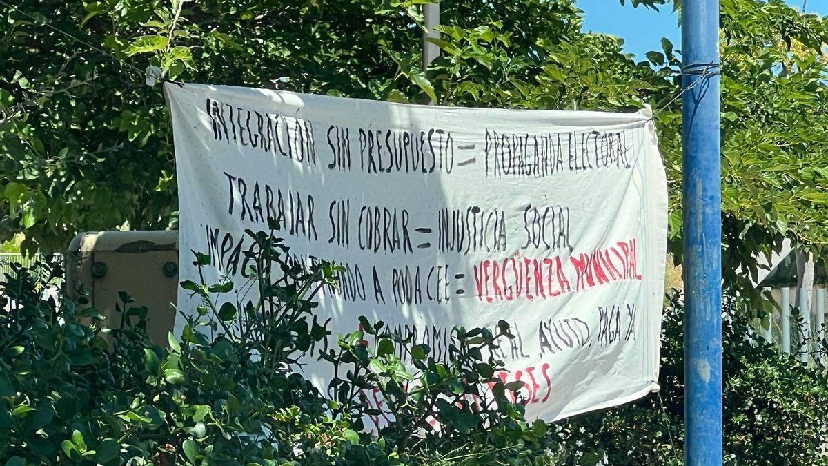 Una de las pancartas que ha aparecido en la Vía Parque por los impagos que acumula el Ayuntamiento de Alicante con Anilia