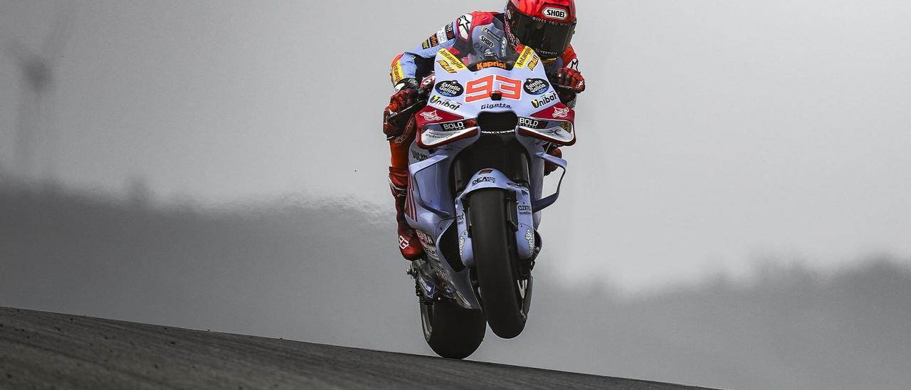 Marc Márquez, hoy, de una rueda con su Ducati en el cambio de rasante de Portimao.