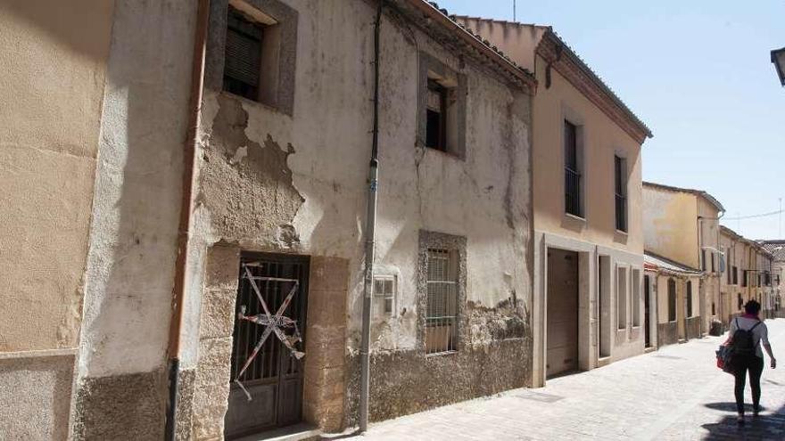 Vivienda precintada en la calle Mompayo ante el riesgo de derrumbe.