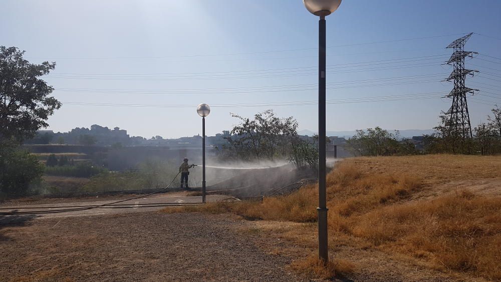 Un incendi crema matolls al polígon dels Dolors