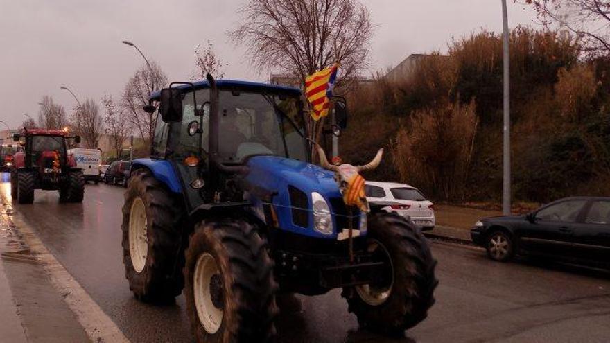 Els tractors sortint de l&#039;aparcament del Palau Firal de Manresa