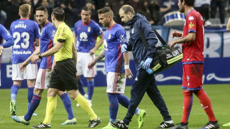 Aarón Ñíguez se retira lesionado en el partido ante el Numancia.