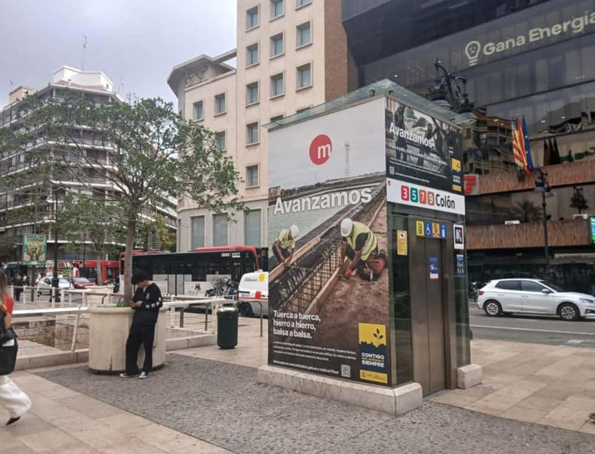 Imagen de la campaña en el ascensor