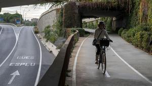 Una bicicleta circulando dirección Barcelona por el carril bici que conecta el tramo entre Barcelona y Esplugues de Llobregat.