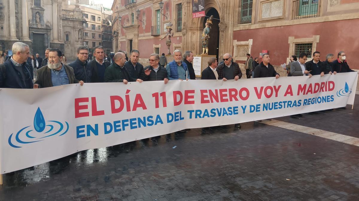 Los regantes sostienen este miércoles en Murcia la pancarta anunciando la concentración de la semana que viene en Madrid.