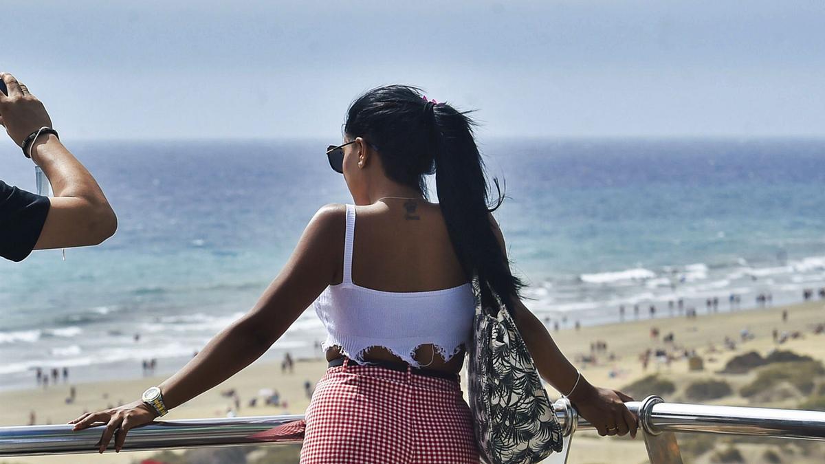 Una pareja de turistas en un mirador en Playa del Inglés. | | ANDRÉS CRUZ