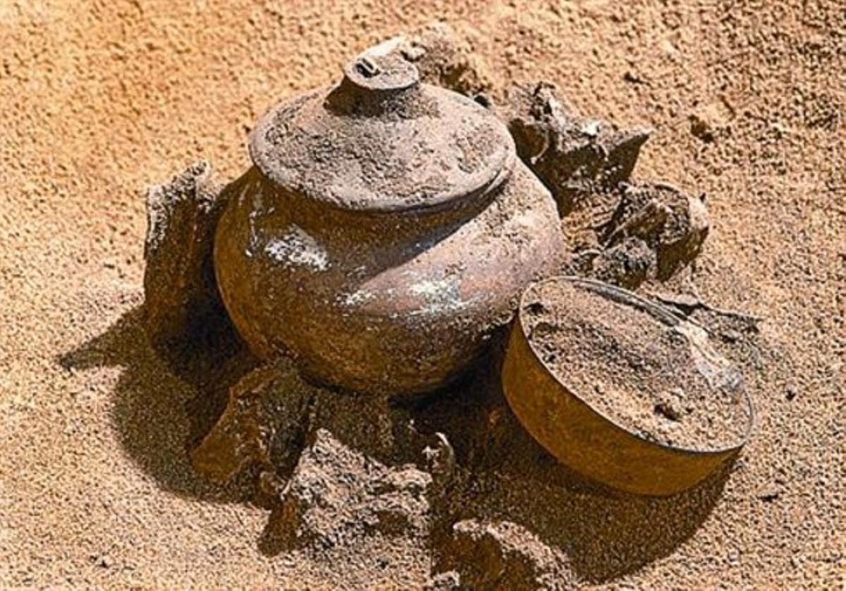 FASE DE RESTAURACIÓ 3 De dalt a baix i d’esquerra a dreta: la bastida d’una galera, restes d’una fresadora, vista aèria de les obres, els arcs de la nau central, pla zenital de la intervenció arqueològica a les Drassanes, urna cinerària de ceràmica i tomba romana.