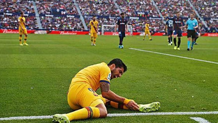 Luis Suárez es va lesionar dissabte en la dura derrota del Barça al camp del Llevant (3-1).