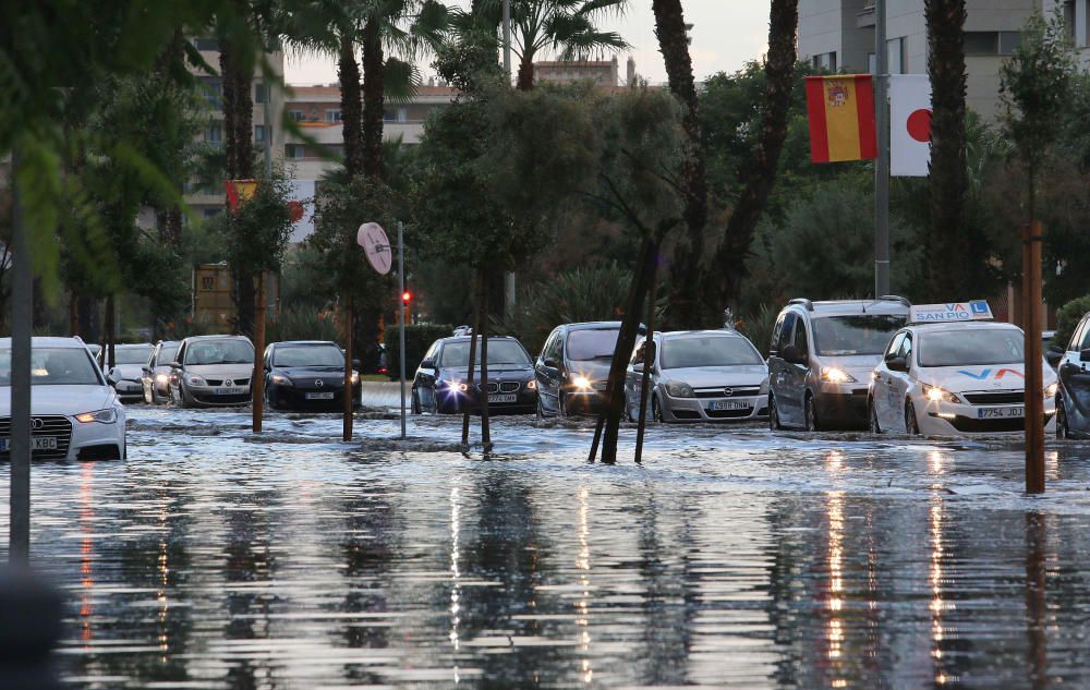 El paseo marítimo de Huelin y la calle Pacífico amanecían inundadas por el agua y provocando retenciones de tráfico.