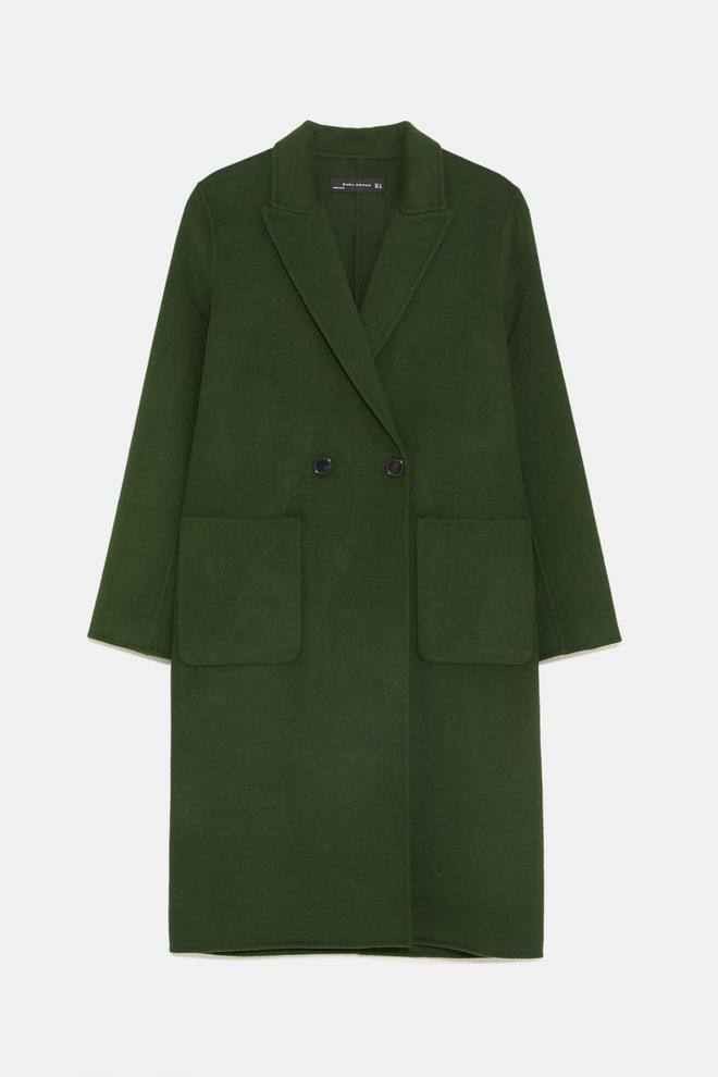 Abrigo de color verde, de Zara (Precio: 99,95 euros)