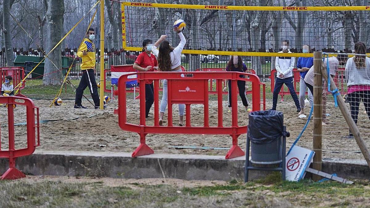 Un grup d&#039;esportistes del club voleibol AVAP a les instal·lacions de la Devesa.