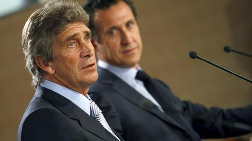 Manuel Pellegrini (i) y el director general y adjunto al presidente del Real Madrid, Jorge Valdano, durante la presentación del técnico chileno como nuevo entrenador del equipo madrileño, hoy en el estadio Santiago Bernabéu.