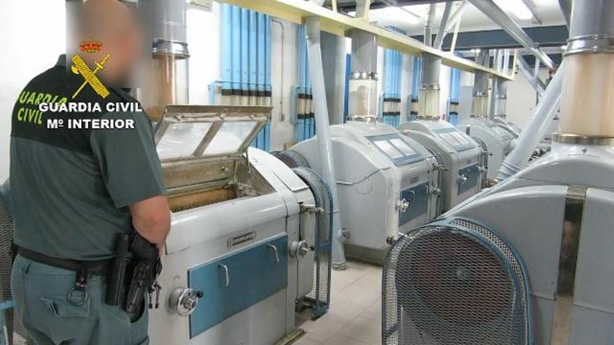 Agentes de la Guardia Civil en la fábrica harinera.