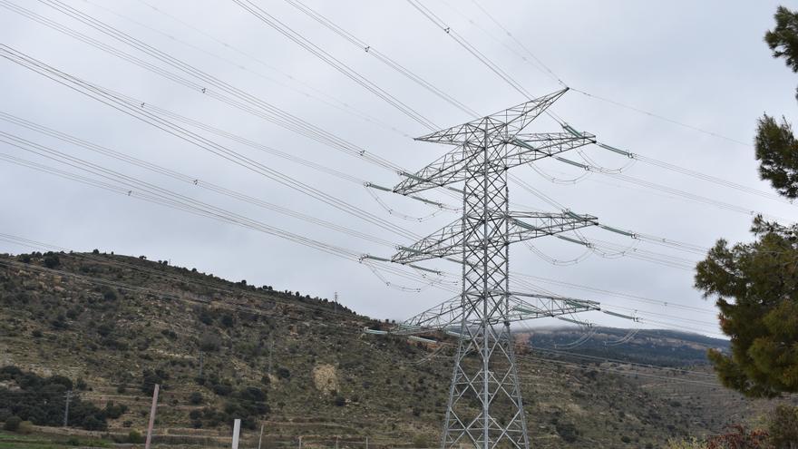 Los tres pueblos de Castellón &#039;en guerra&#039; contra la MAT se aferran al Gobierno para frenar la &#039;autopista eléctrica&#039;