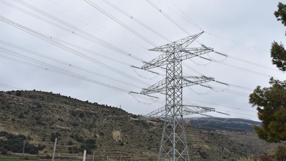 Una de las torres de la subestación eléctrica de Fraiximeno, en Morella.