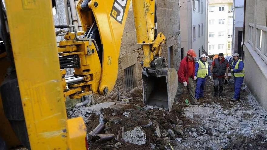 Conexión de Rosalía de Castro con A Cacharela  |  La conexión entre la calle Rosalía de Castro y el barrio de A Cacharela lalinense quedará ultimada en los próximos días. Las obras contratadas por el Concello se sitúan ahora en una rampa de unos 20 metros de longitud que será rebajada para minimizar riesgos en el tránsito de personas y se suma a las ya realizadas en la parte baja del callejón, en Rosalía de Castro. La inversión en este proyecto se sitúa en 5.200 euros y con él se dará solución a una reivindicación de los vecinos de A Cacharela, por la peligrosidad que tenía cruzar un paso con una gran pendiente.