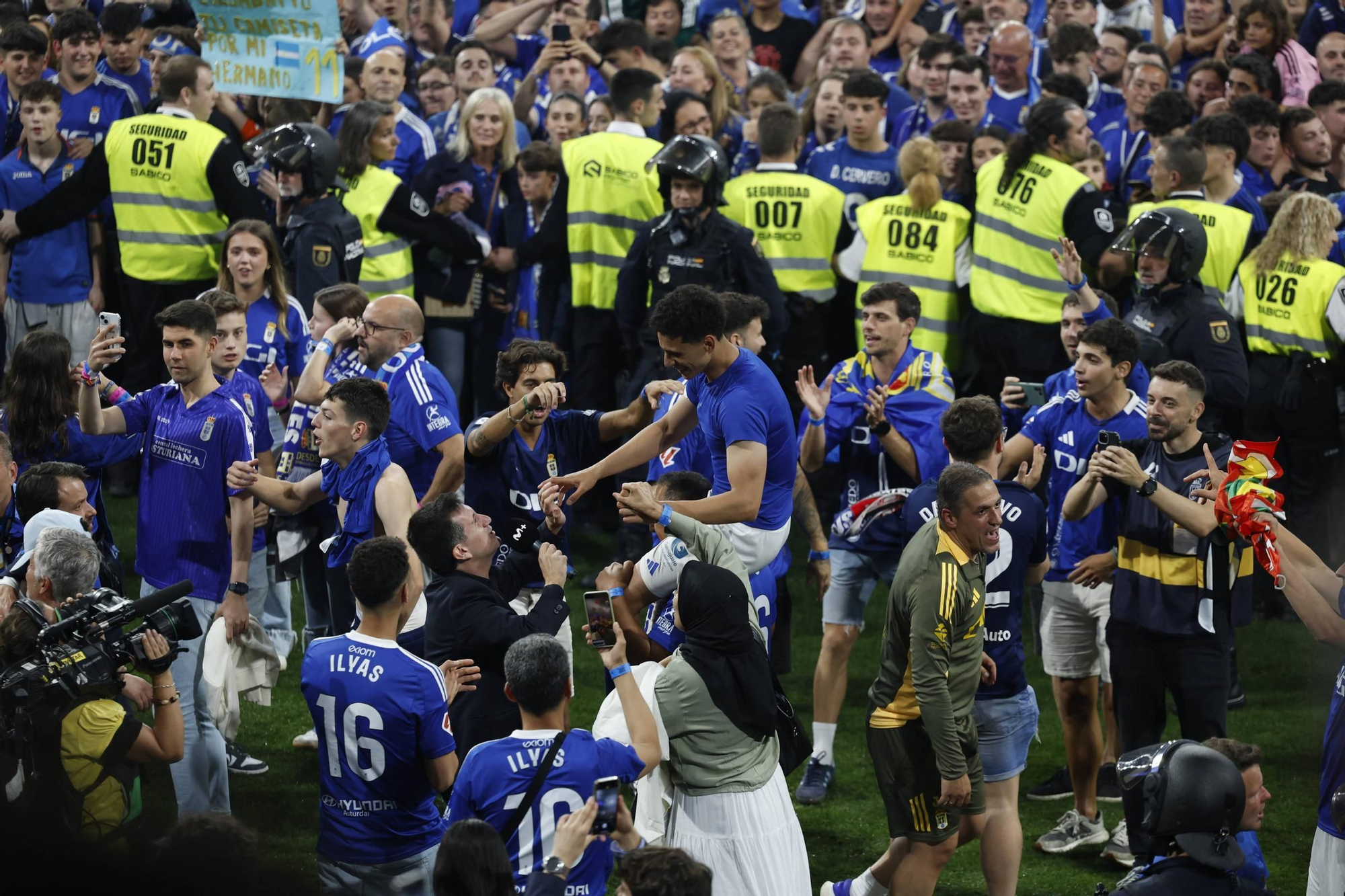 EN IMÁGENES: Así se vivió en el Carlos Tartiere la noche del ascenso del Oviedo a Primera División 24 años después