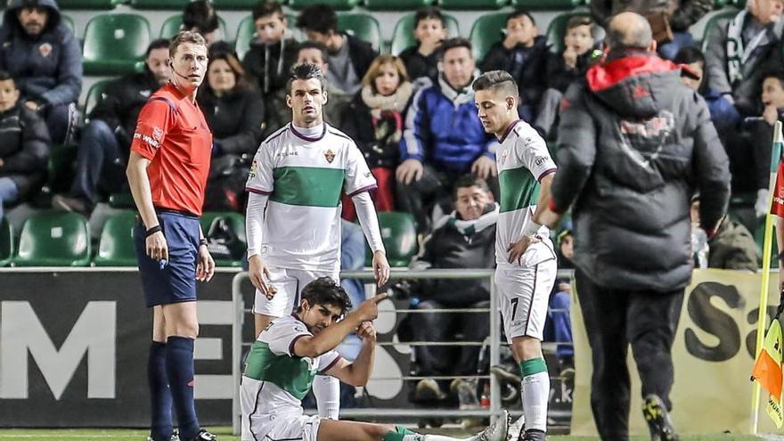 José Ángel, en el suelo, pide el cambio durante el partido Elche-Alcorcón