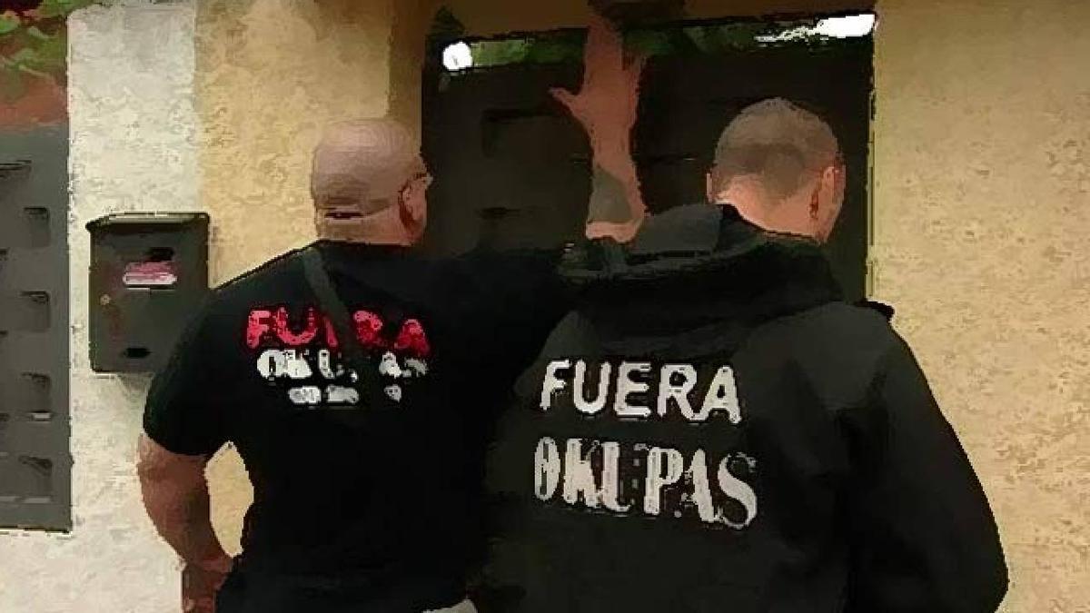 Dos empleados de una empresa de desokupación frente a una vivienda, en una imagen de archivo.