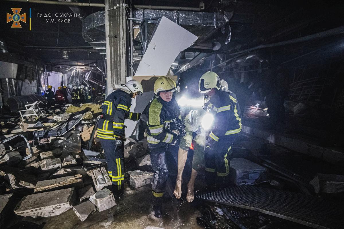 Rescatan una persona de un centro comercial bombardeado en Kiev